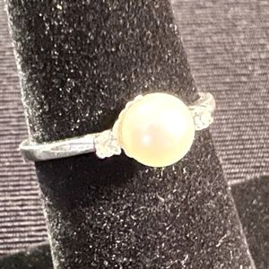 Dainty pearl and white gold ring - size 6